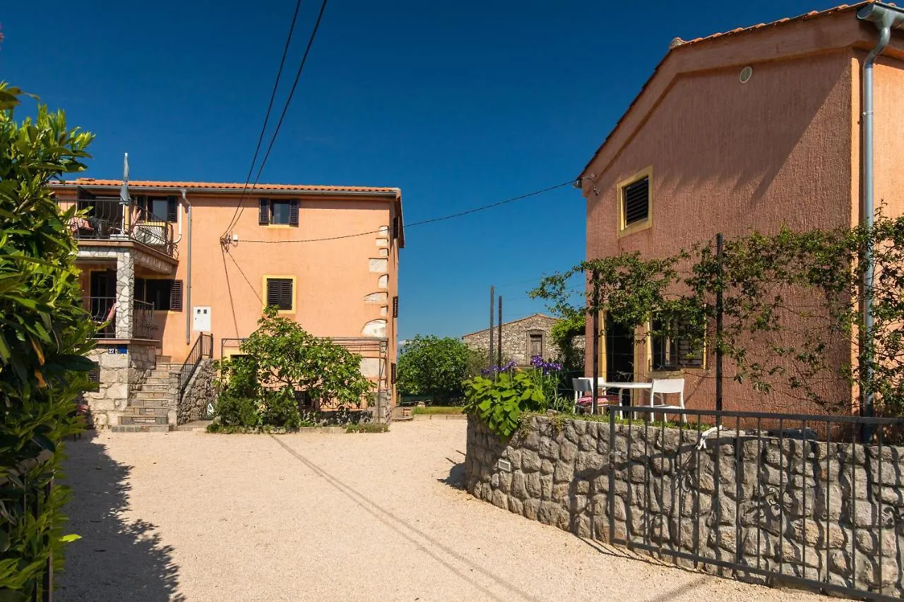 Apartments Lina - Countryside Holiday With Your Pet Vrh