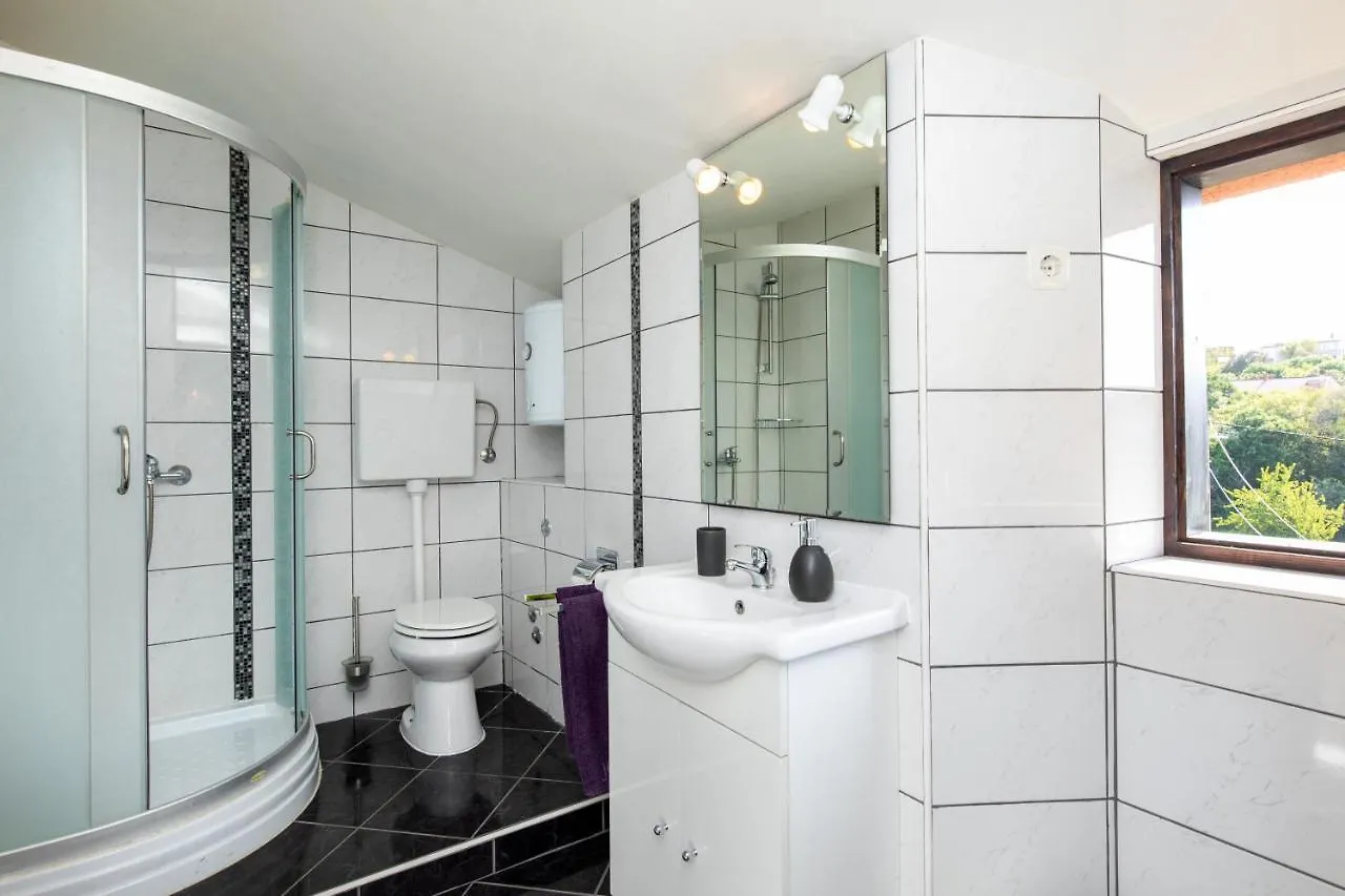 Apartments Lina - Countryside Holiday With Your Pet Vrh