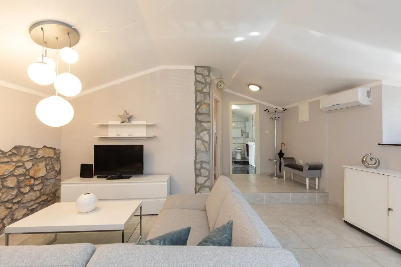 Apartments Lina - Countryside Holiday With Your Pet Vrh   Vrh (Krk)