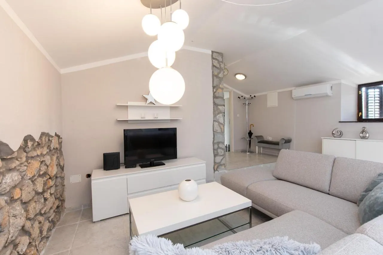 Apartments Lina - Countryside Holiday With Your Pet Vrh