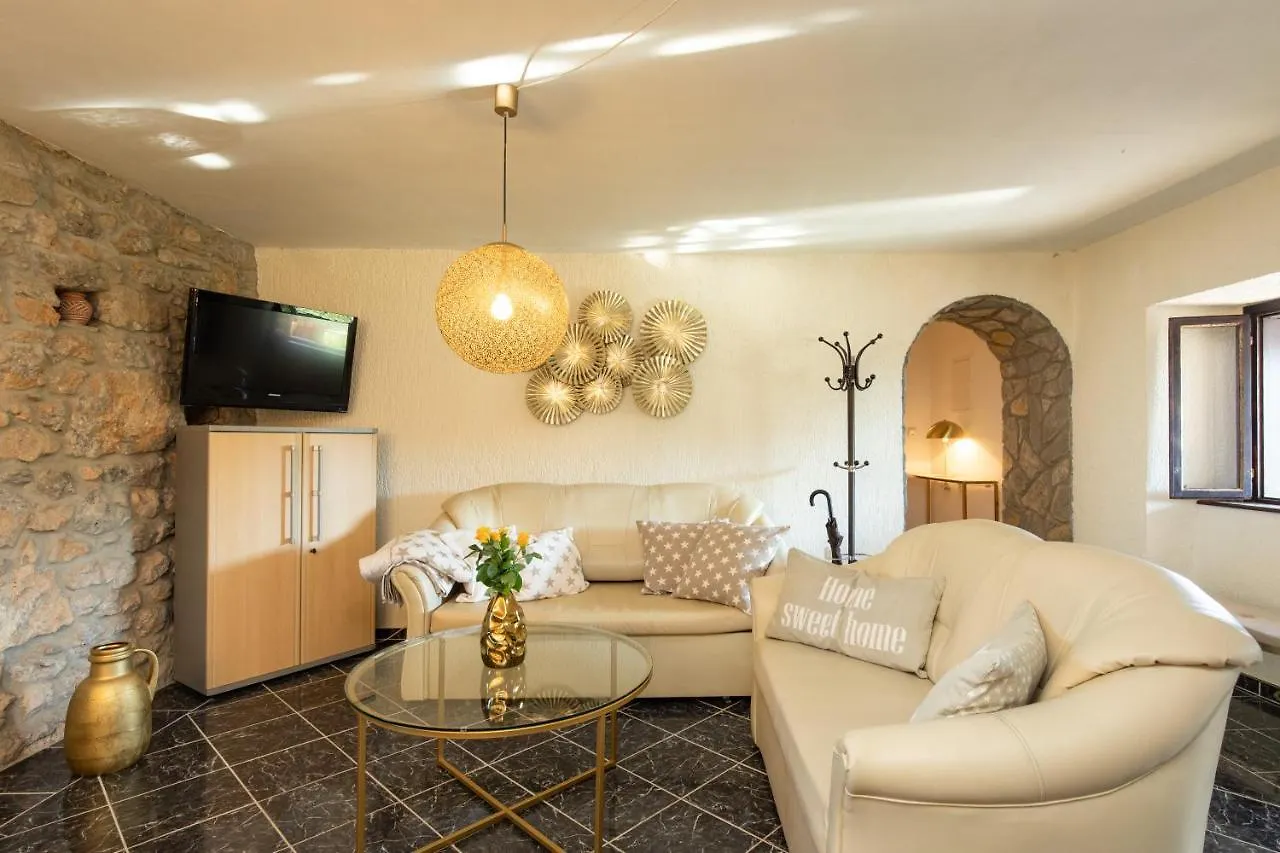 Apartments Lina - Countryside Holiday With Your Pet Vrh  Vrh (Krk)