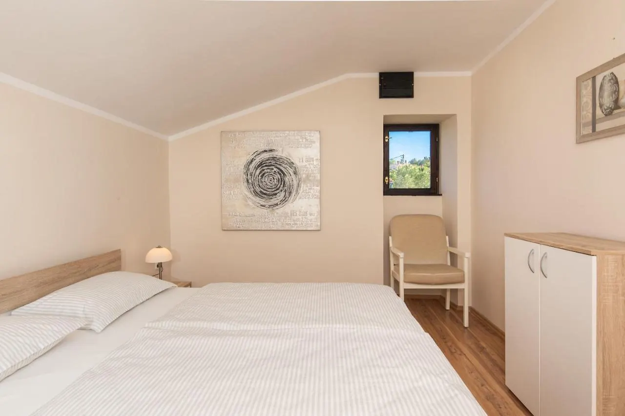 Apartments Lina - Countryside Holiday With Your Pet Vrh  Vrh (Krk)