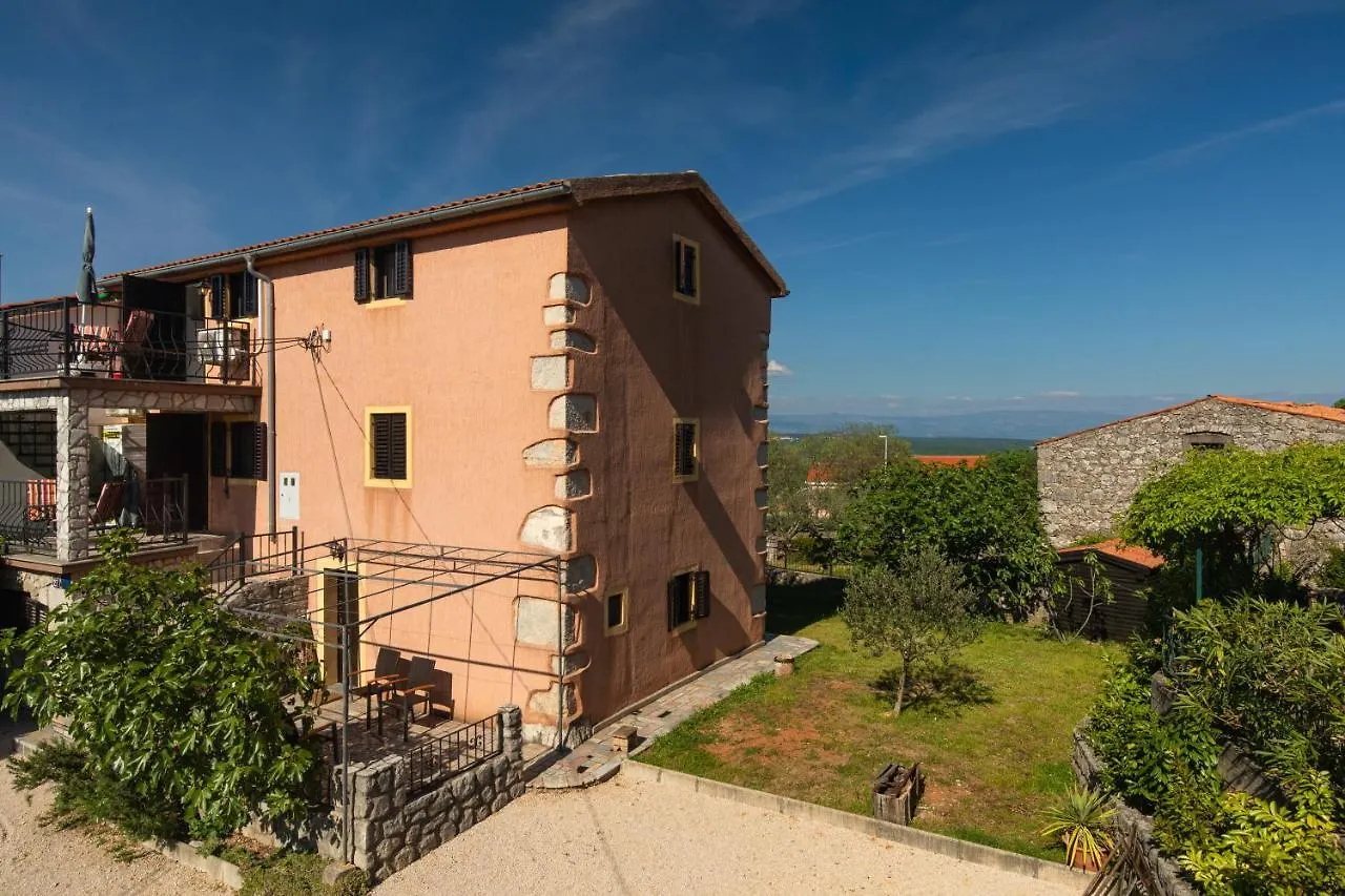 Apartments Lina - Countryside Holiday With Your Pet Vrh  Vrh (Krk)