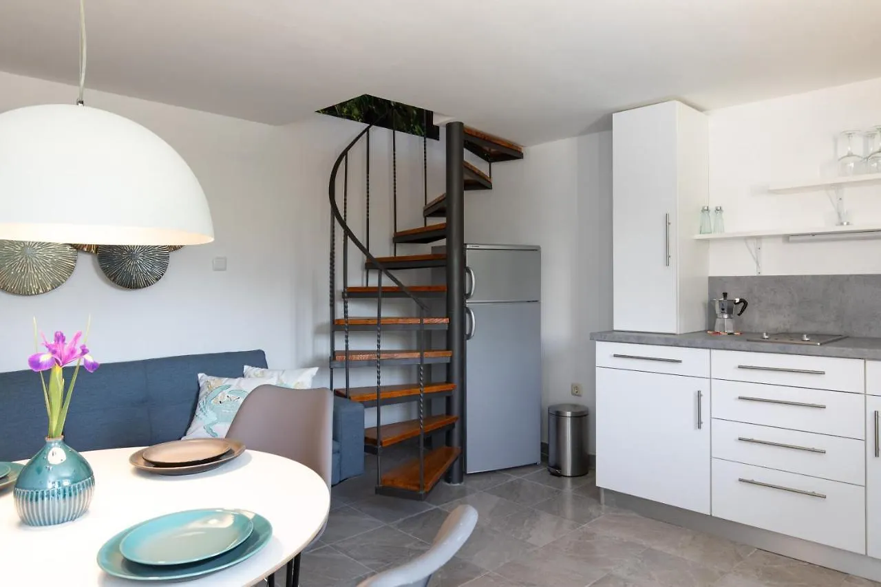 Apartments Lina - Countryside Holiday With Your Pet Vrh  0*, Vrh (Krk)