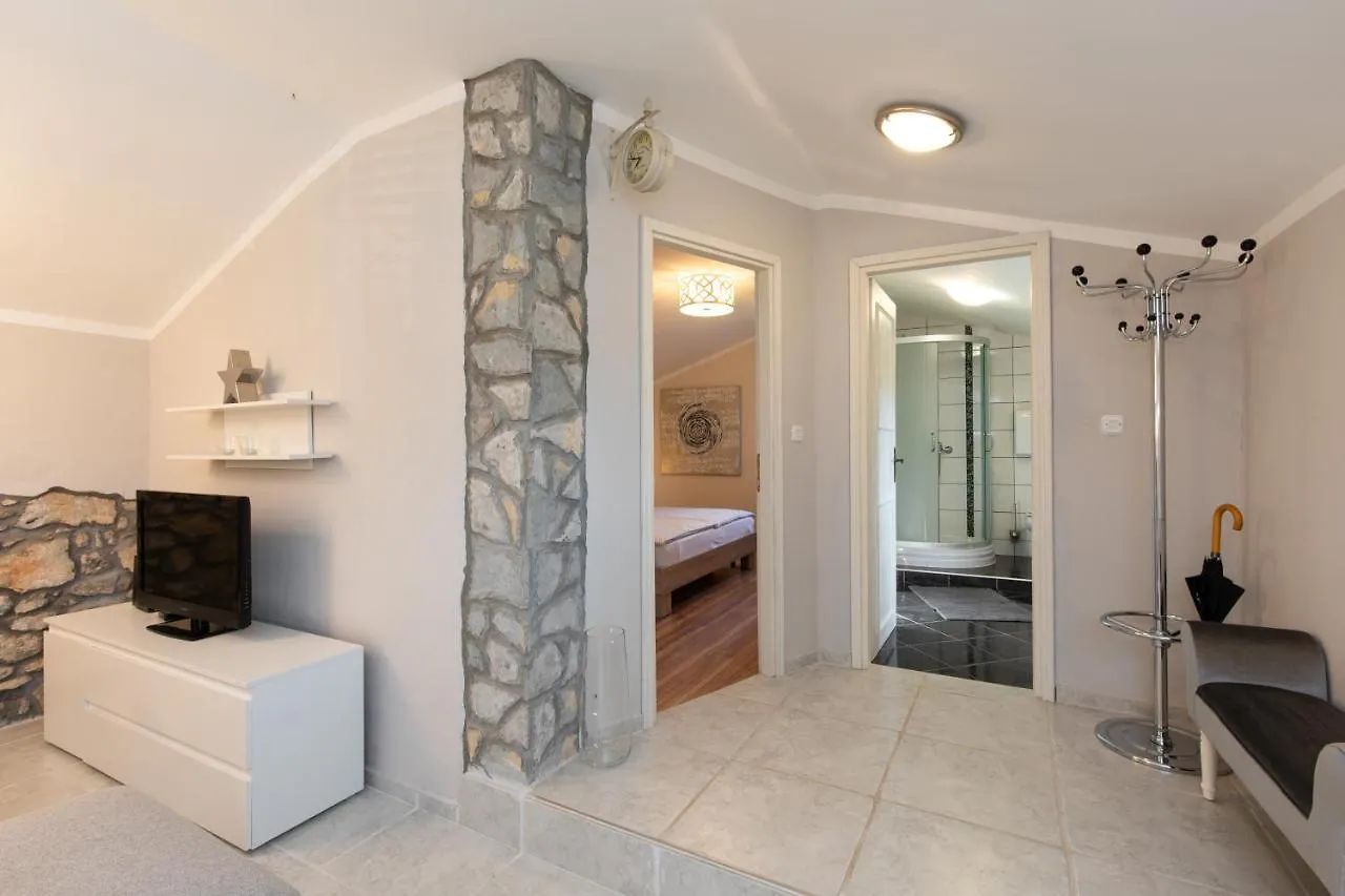 Apartments Lina - Countryside Holiday With Your Pet Vrh  Croatia