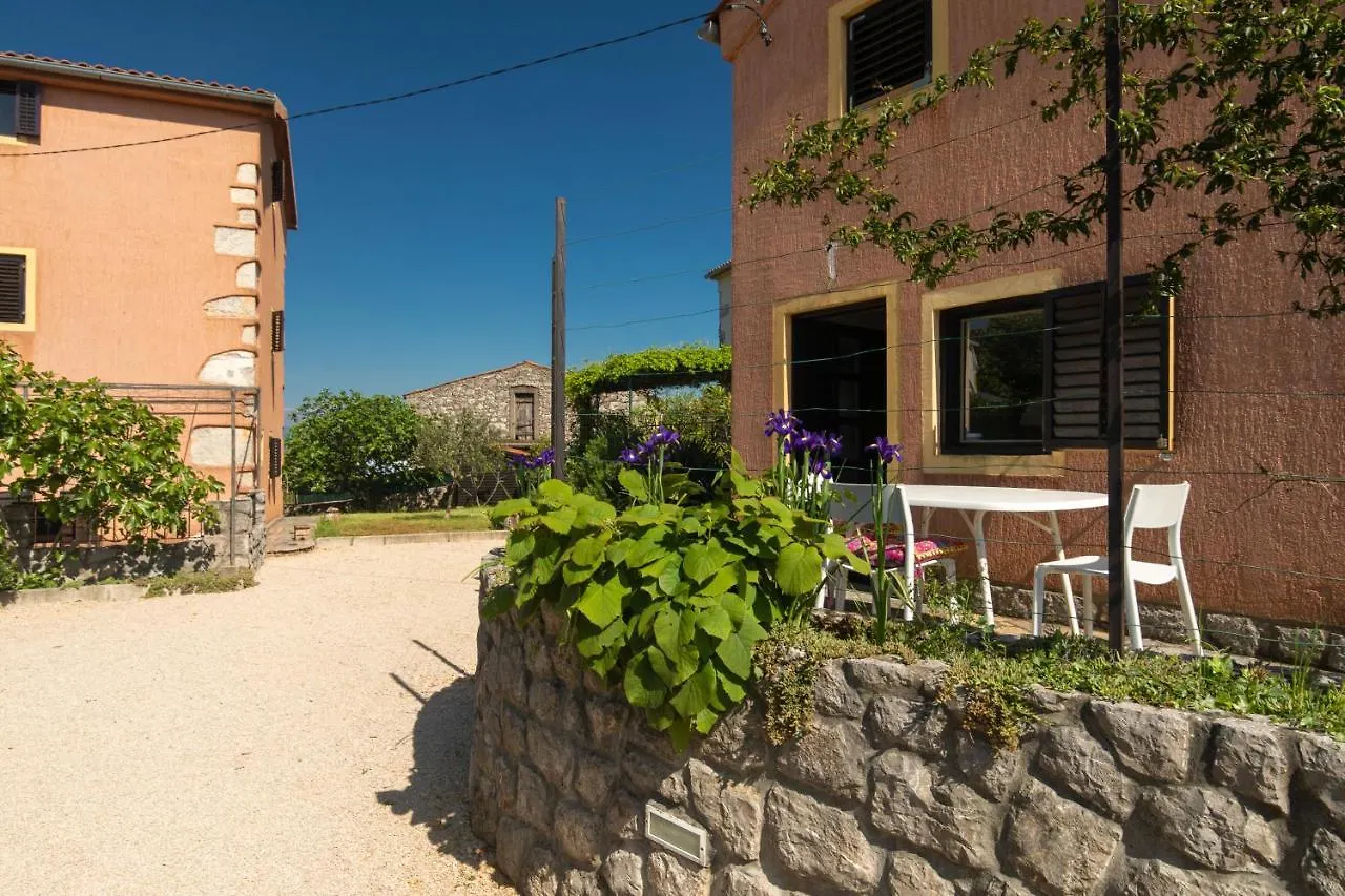 Apartments Lina - Countryside Holiday With Your Pet Vrh