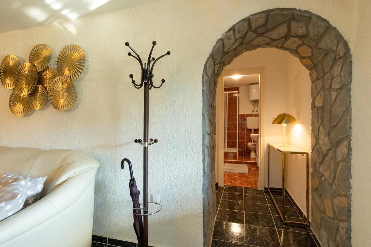 Apartments Lina - Countryside Holiday With Your Pet Vrh  Croatia
