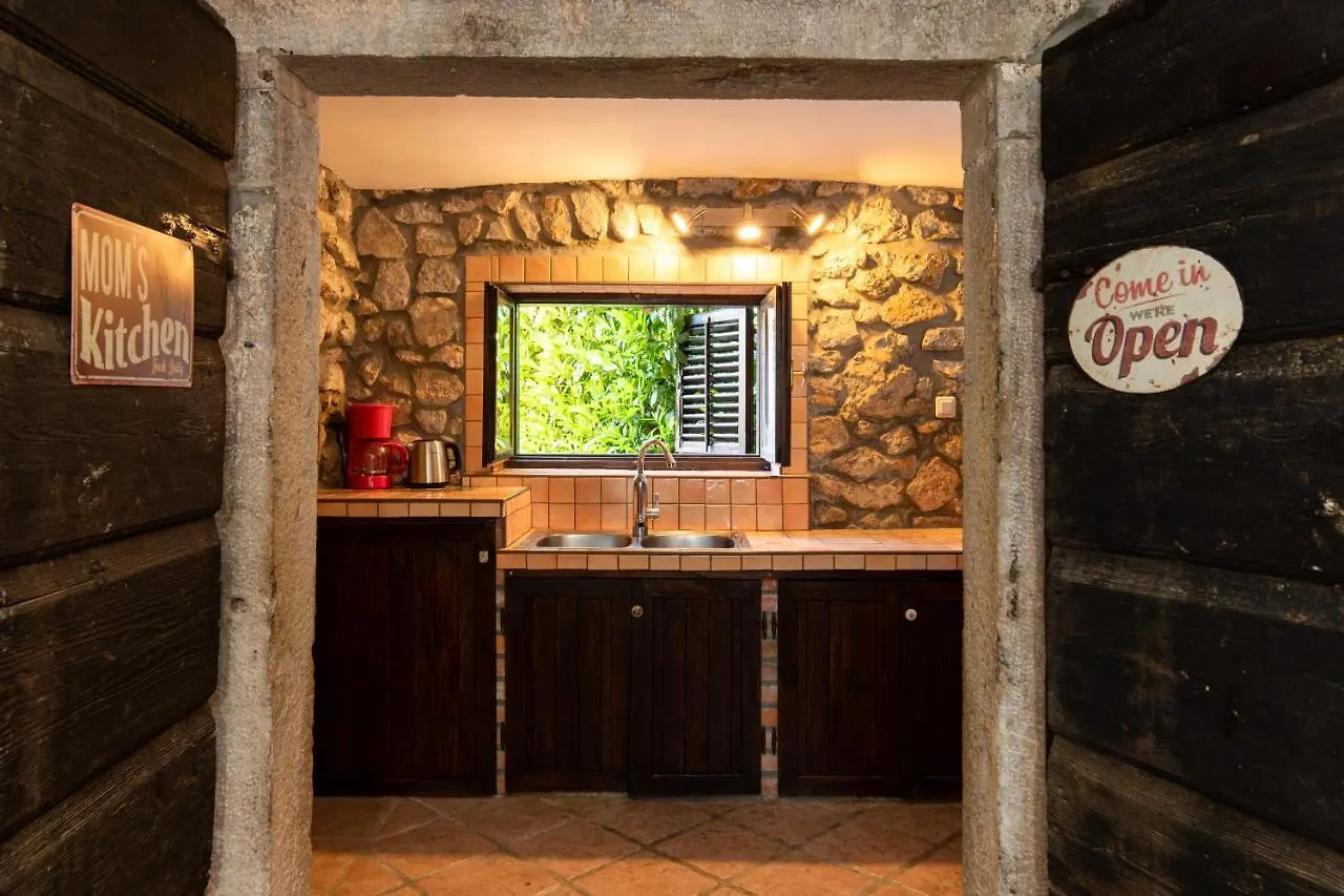 Apartments Lina - Countryside Holiday With Your Pet Vrh  Vrh (Krk)