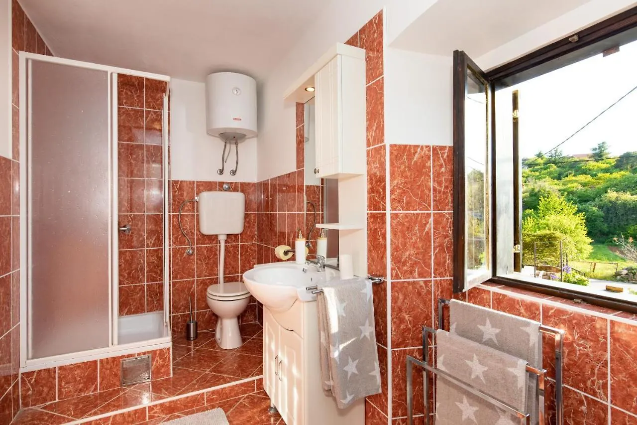 Apartments Lina - Countryside Holiday With Your Pet Vrh