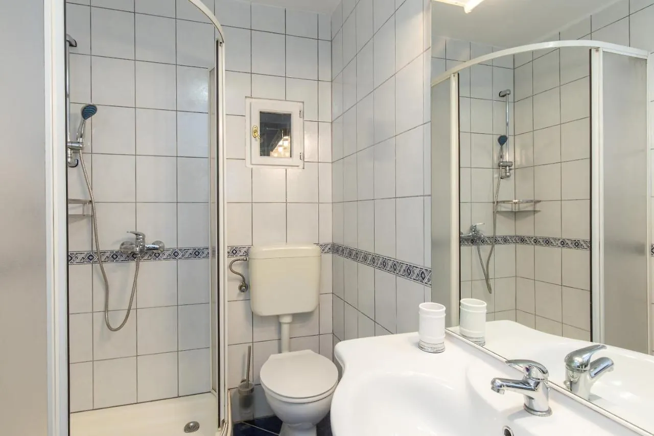 Apartments Lina - Countryside Holiday With Your Pet Vrh  0*, Vrh (Krk)