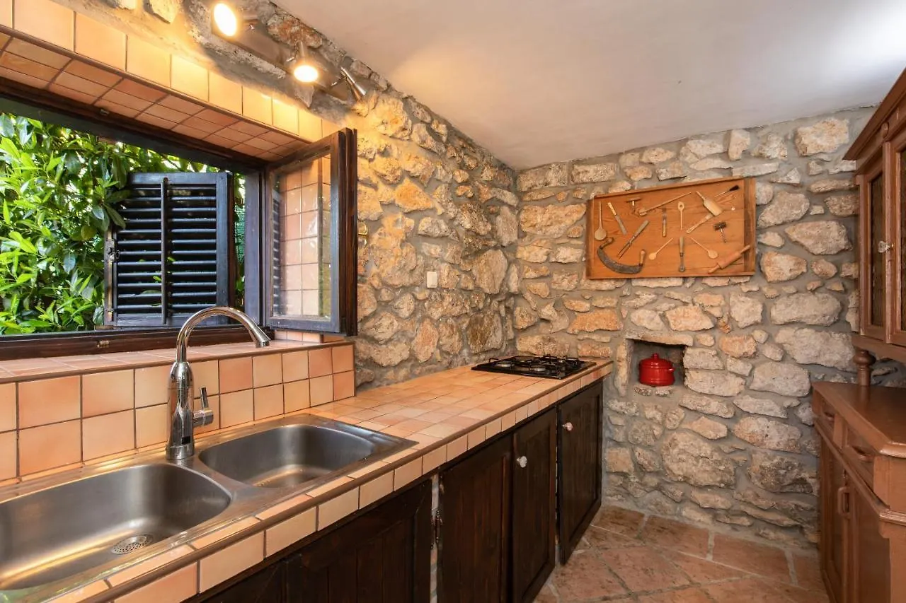 Apartments Lina - Countryside Holiday With Your Pet Vrh